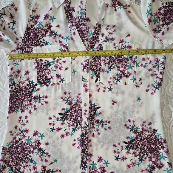 Candie's Floral and Lace Button Up Blouse in a Misses size Small - Picture 9 of 13